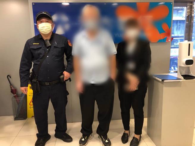 76歲李姓老翁於家中接獲詐騙電話，前往銀行匯款100萬元，警方獲報立即前往現場所幸最終成功攔阻。（簡銘柱翻攝）