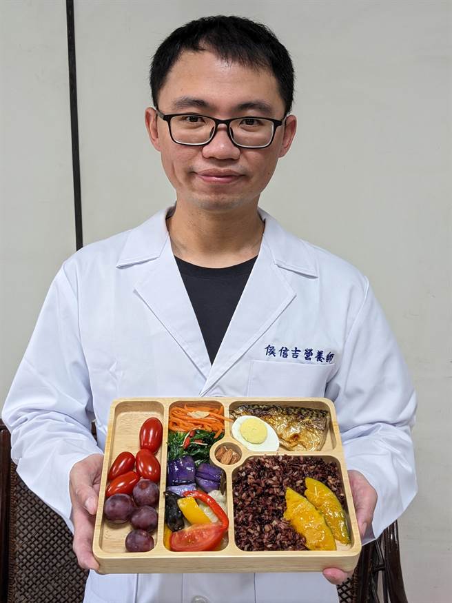 嘉义市社区营养推广中心营养师侯信吉设计护眼及均衡营养的餐盘。（嘉义市卫生局提供／廖素慧嘉市传真）