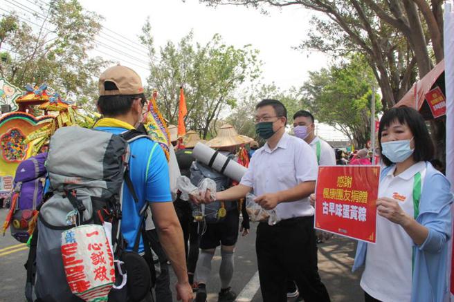 （枫康超市王田总部厂区每年在大甲妈祖绕境驻停暂休期间，都会搭设点心站提供随行信眾结缘餐点，今年要帮顾客代行爱心捐赠义务服务。图／业者提供）
