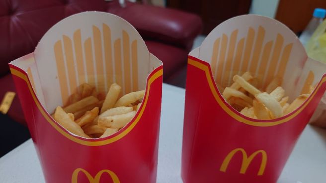 一位男子订购麦当劳，发现薯条份量剩下一半相当不满。（翻摄自爆怨公社脸书）