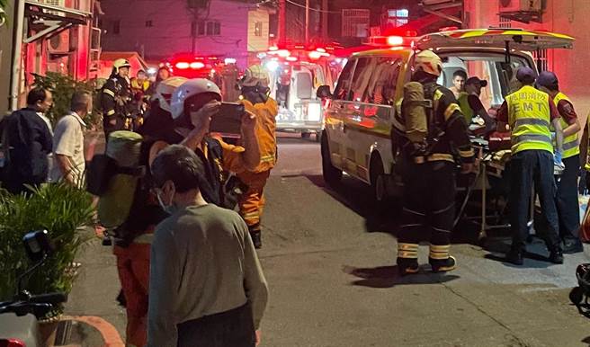 桃园中坜晚间传气爆，屋主及子女共9人送医，2人留院观察。(翻摄照片／吕筱蝉桃园传真)