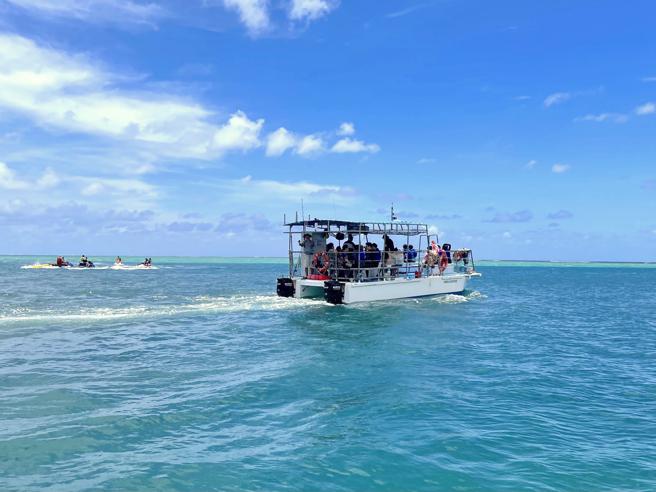 比基尼岛俱乐部带乘客搭船出发展开一系列海上活动。（何书青摄）