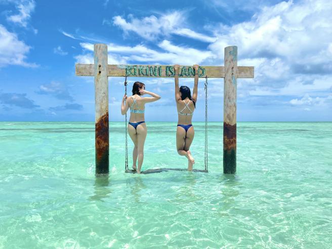 关岛唯一的「海上秋千」是到比基尼岛沙洲必拍的景点。（何书青摄）