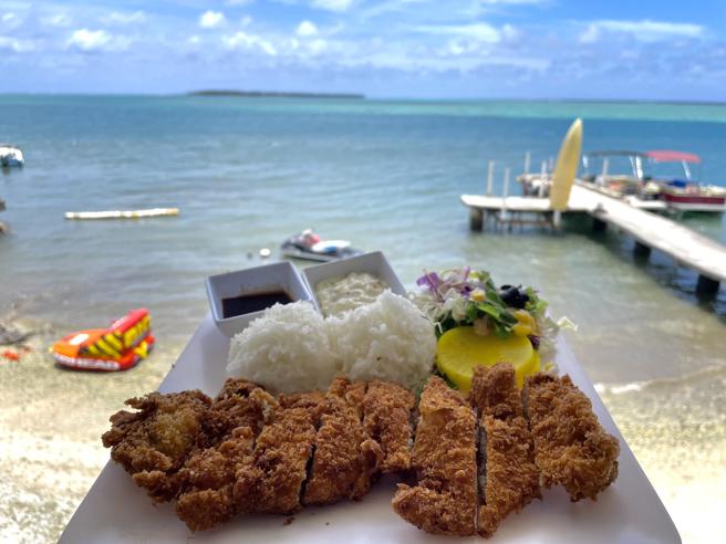 比基尼岛俱乐部的炸猪排饭。（何书青摄）