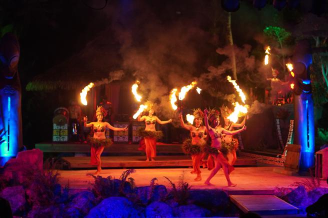 鱼眼公园餐厅在晚餐时段有精彩的原住民查莫洛草裙舞及火舞秀。（何书青摄）