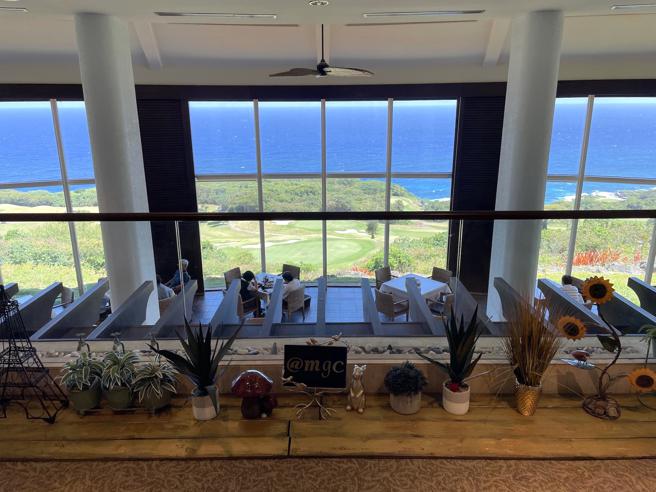 从俱乐部馆内望出去的海景壮观。（何书青摄）