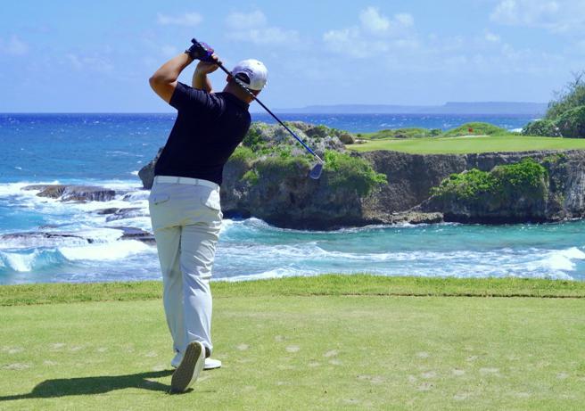 第12洞及13洞的跨海湾果岭富挑战性。（何书青摄）