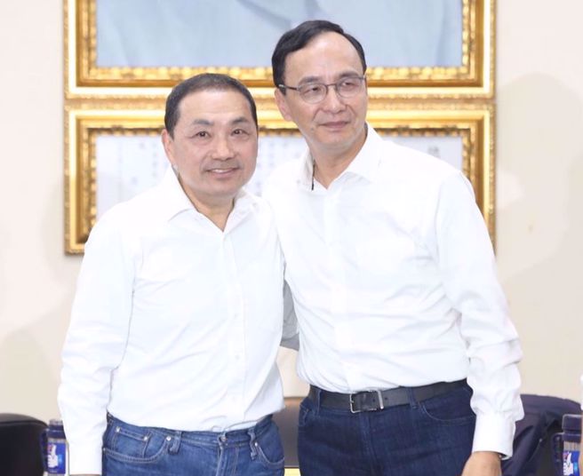 国民党主席朱立伦(右)与新北市长侯友宜(左)12日一起出现在中常会。（中时资料照，杜宜谙摄）