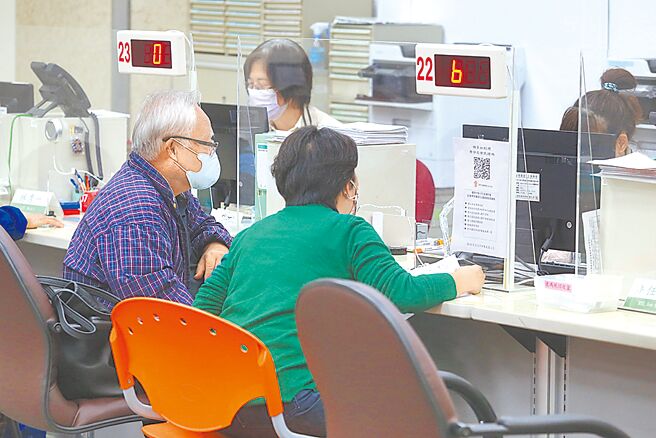 勞保潛藏負債 去年暴增7216億 - 社會新聞