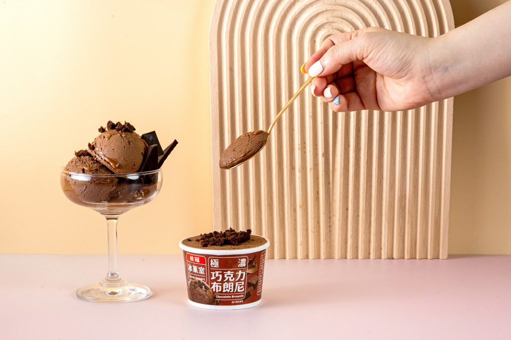 桂冠冰菓室新品「極濃巧克力布朗尼冰淇淋」，苦甜美味呈現質感，還吃得到布朗尼顆粒，59元。（桂冠提供）