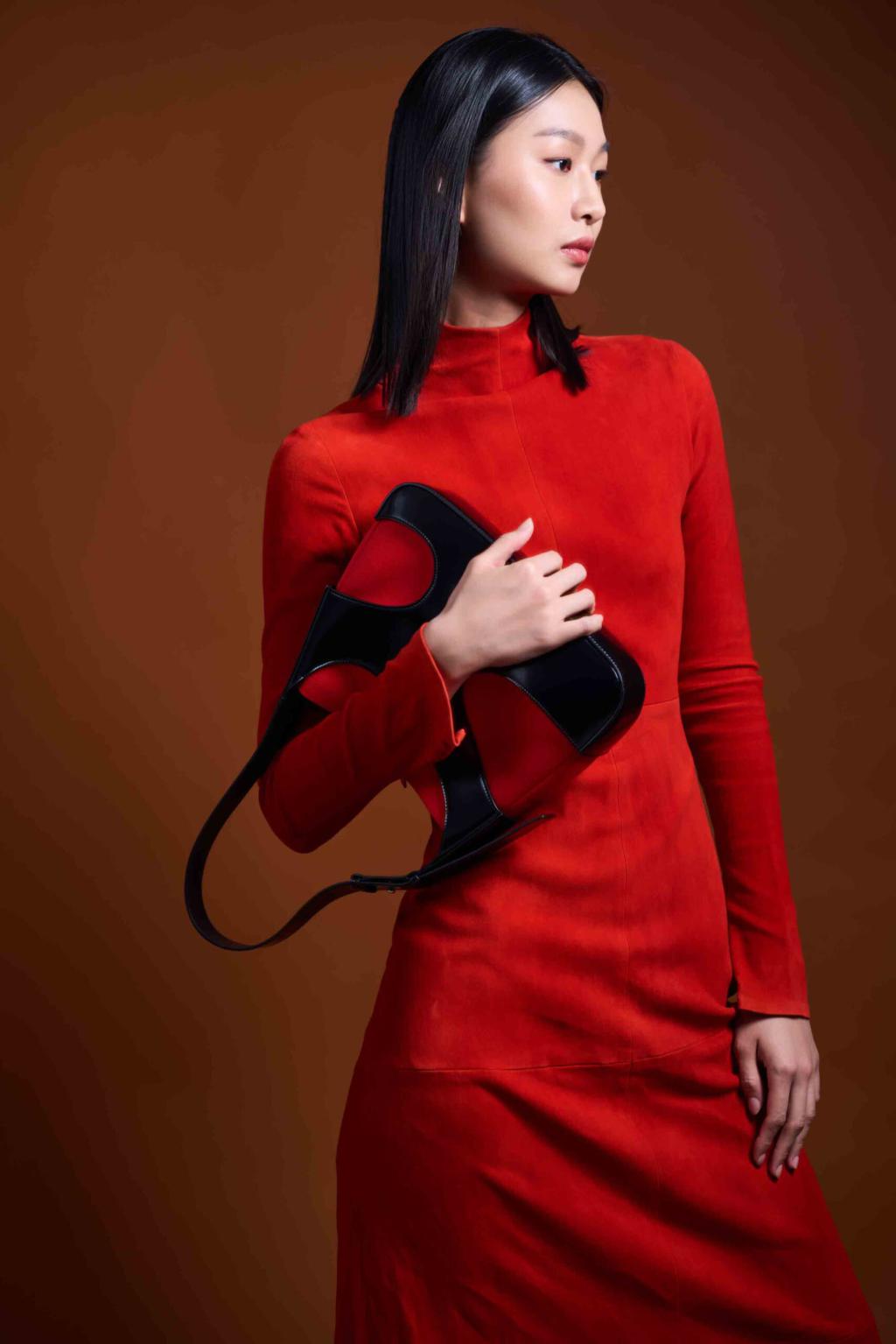 伊林名模湘此次受邀以Ferragamo新裝拍攝時裝專題，Ferragamo紅色麂皮露背洋裝19萬9000元、黑紅鏤空手提包7萬5900元。（服裝/Ferragamo、攝影/JOJ PHOTO）