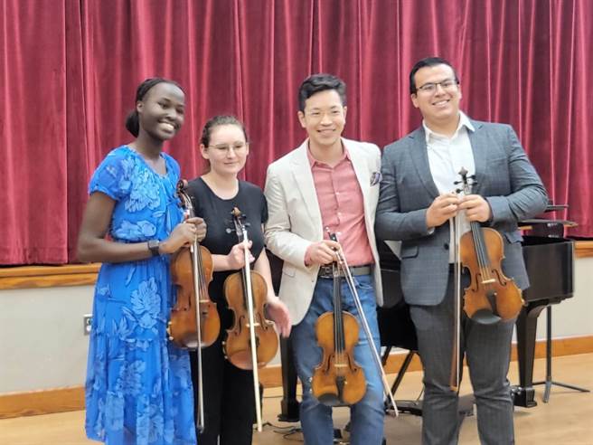 享誉国际的小提琴家黄俊文（右二）随国家交响乐团在美国巡演，他17日在美国马里兰州的华盛顿基督復临大学举办音乐大师班，左起为接受指导的学生贾布里耶拉．阿波拉（Gabriella Apola）、瑞秋．汉姆（Rachel Helm），右一同样为参与大师班的学生山姆．马兰诺（Sam Manzano）。（李欣恬摄）