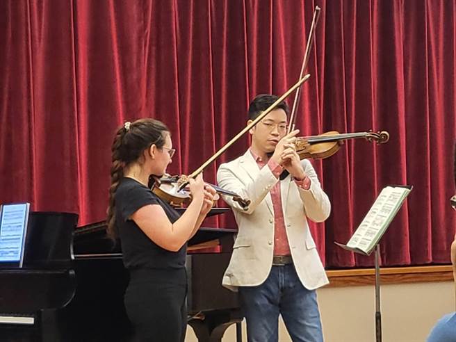 小提琴家黄俊文（右）和大师班学生瑞秋．汉姆（Rachel Helm）分享练习抖音的方法。（李欣恬摄）