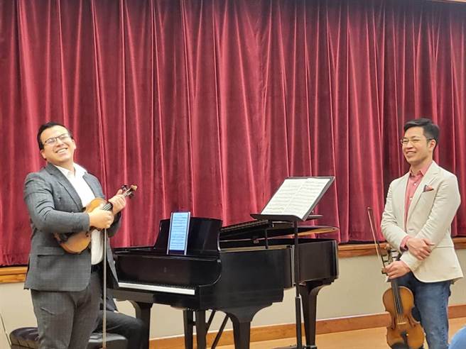 参与小提琴家黄俊文（右）大师班的学生山姆．马兰诺（Sam Manzano，左），在黄俊文的指导下，对音准有不一样的认知。（李欣恬摄）