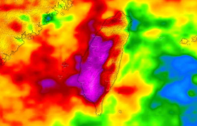 未来10天降雨讯号明确，西南部「一片紫红」。（翻摄台湾颱风论坛｜天气特急脸书）