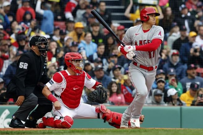 天使队投手大谷翔平(右)击出安打。（美联社）