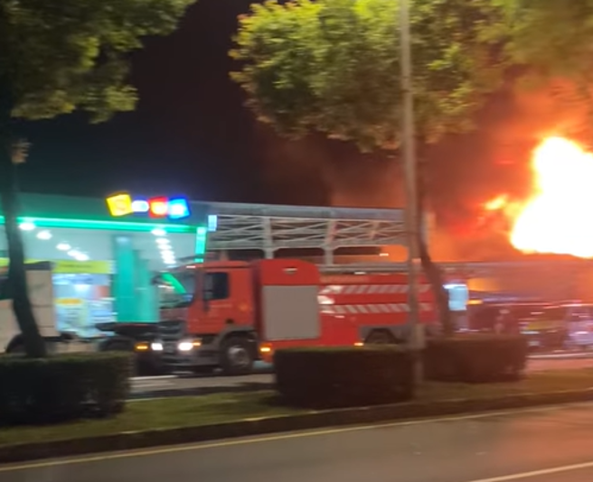 桃园市龟山区忠义路三段今（18）凌晨1点许一处铁皮工厂发生火警，桃园市消防局获报出动消防人员、各式车辆赶往灌救。（翻摄自脸书爆料公社）