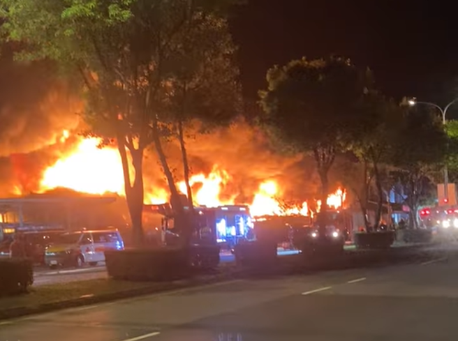 桃园市龟山区忠义路三段今（18）凌晨1点许一处铁皮工厂发生火警，桃园市消防局获报出动消防人员、各式车辆赶往灌救。（翻摄自脸书爆料公社）