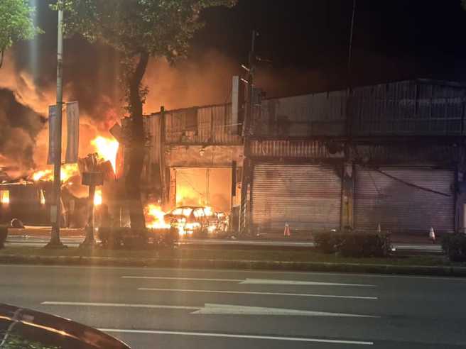 桃园市龟山区忠义路三段今（18）凌晨1点许一处铁皮工厂发生火警，桃园市消防局获报出动消防人员、各式车辆赶往灌救。（翻摄自脸书爆料公社）