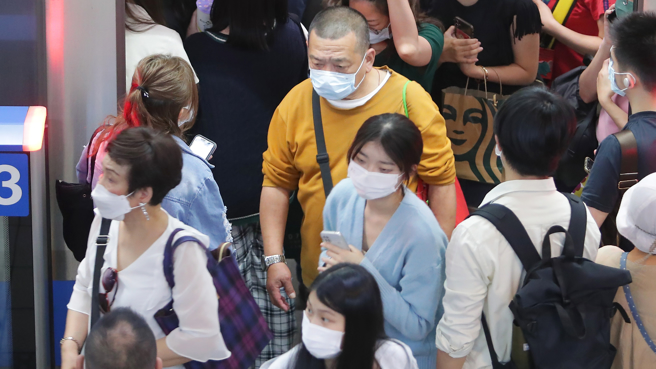 一名男大生脱口罩搭捷运，在车厢内被阿伯示意戴上口罩。（图／示意图，记者季志翔摄影）