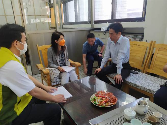 行政執行署宜蘭分署長吳廣莉（左2）拜會基隆市警察局，就後續欠繳稅費車輛的保管洽談。（行政執行署宜蘭分署提供／張志康基隆傳真）