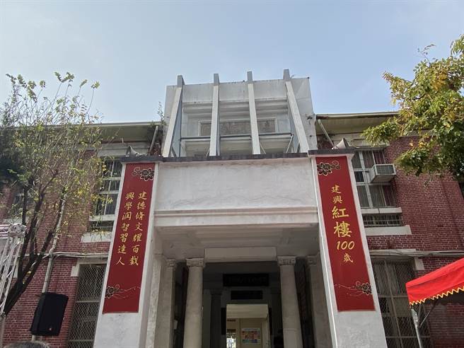 台南市建兴国中校舍「红楼」，迄已有104年歷史，今天启动修復，2年后完工。（曹婷婷摄）