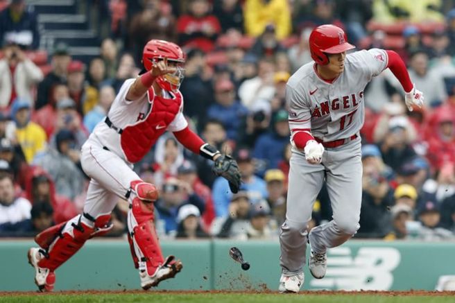 天使队大谷翔平(右)击出安打。（美联社）
