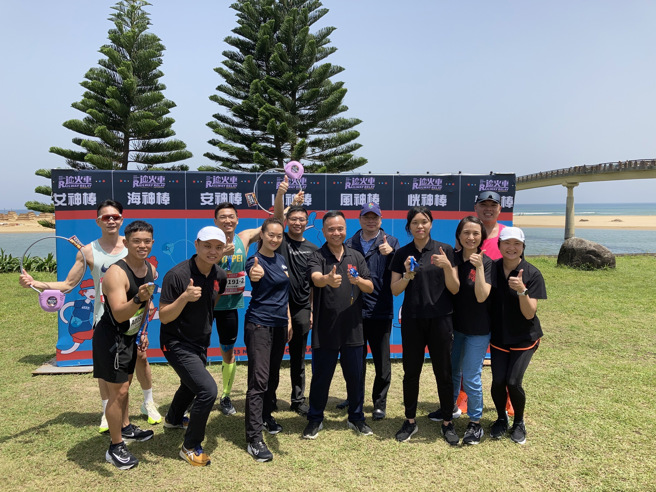 新北发尔麵队以完赛成绩3小时50分夺得企业团体竞赛组冠军、新北犀牛队则以完赛成绩4小时3分夺得企业团体竞赛组亚军，侯友宜市长特别肯定消防局杰出的成绩。(新北消防局提供)