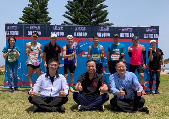 新北发尔麵队以完赛成绩3小时50分夺得企业团体竞赛组冠军、新北犀牛队则以完赛成绩4小时3分夺得企业团体竞赛组亚军，侯友宜市长特别肯定消防局杰出的成绩。(新北消防局提供)