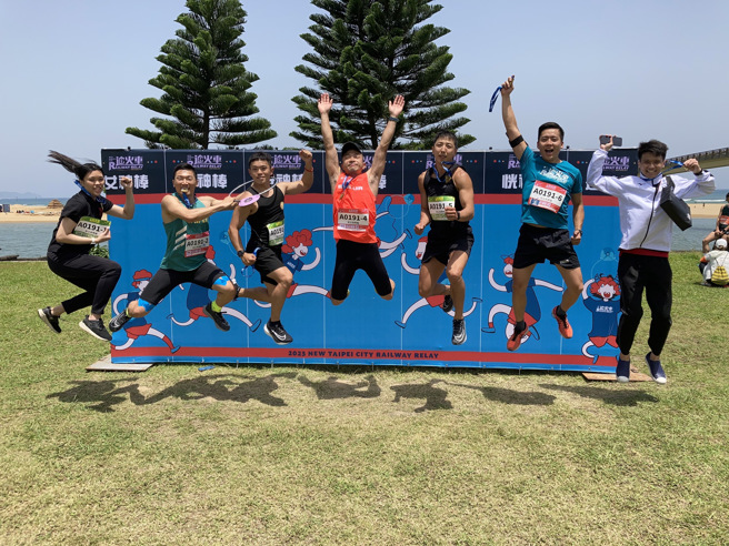 新北发尔麵队以完赛成绩3小时50分夺得企业团体竞赛组冠军、新北犀牛队则以完赛成绩4小时3分夺得企业团体竞赛组亚军，侯友宜市长特别肯定消防局杰出的成绩。(新北消防局提供)