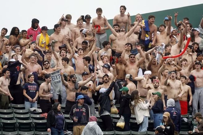 球迷在雨中观看红袜对战天使。（美联社）