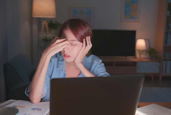 现代人因常使用3C产品，使得眼睛常感酸涩疲劳。(示意图/ Shutterstock )