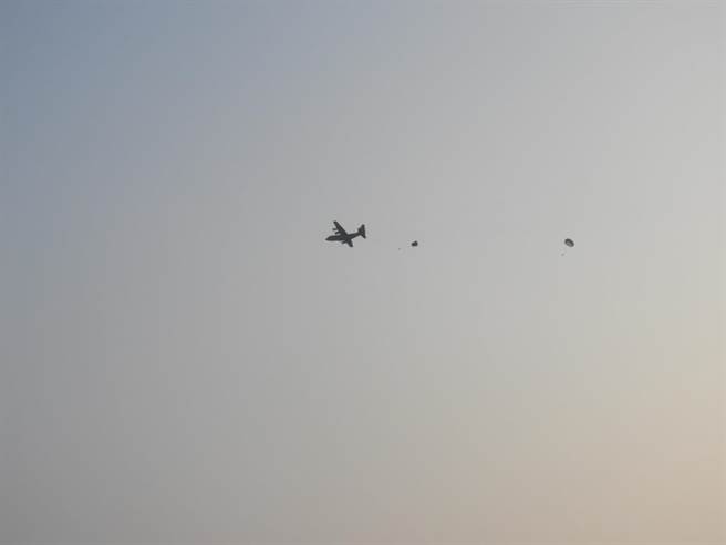 国军海面伞训，1250呎高空精准着陆大鹏湾。(军方提供)