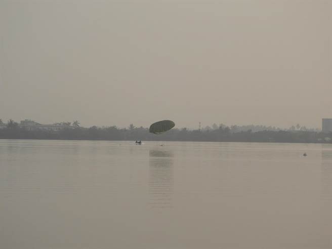 国军海面伞训，1250呎高空精准着陆大鹏湾。(军方提供)