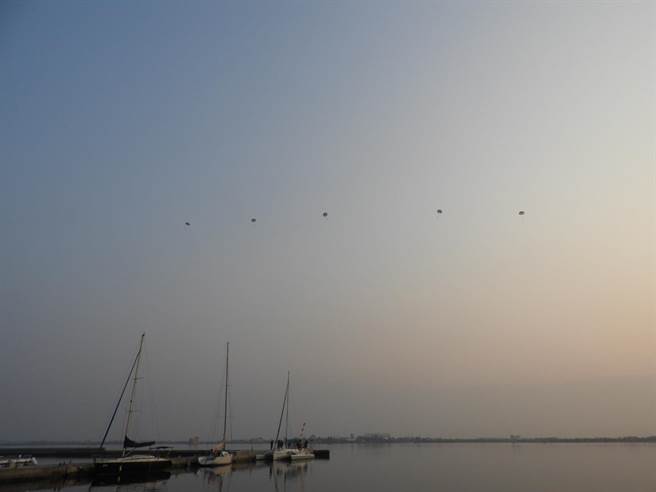 国军海面伞训，1250呎高空精准着陆大鹏湾。(军方提供)