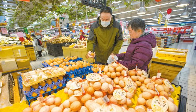 大陆国家统计局新闻发言人付凌晖回应，大陆当前经济情形不构成通缩，下阶段也不会出现。图为山西太原市民在超市选购鸡蛋。（中新社）