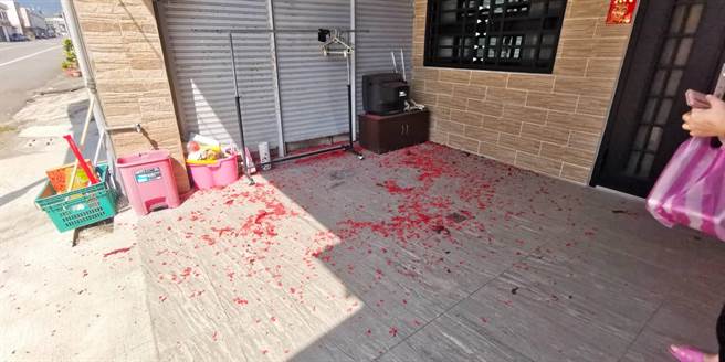 成功鎮民代表會陳姓副主席住家日前遭不明男子丟擲鞭炮。（民眾提供／蔡旻妤台東傳真）