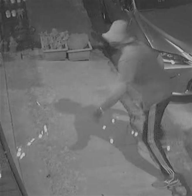 成功鎮民代表會陳姓副主席住家日前遭不明男子丟擲鞭炮。（成功警分局提供／蔡旻妤台東傳真）