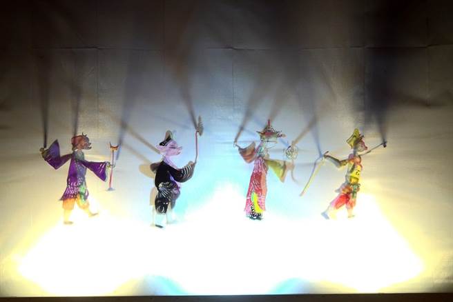 图为和平国小参加皮影戏比赛表演情形。（基隆市政府提供／徐佑升基隆传真）