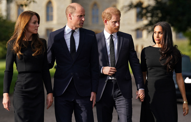 女王 2022年9月过世后不久，哈利（右二）和梅根（右一），还有威廉（左二）及凯特（左一）夫妇再度合体，在温莎城堡（Windsor Castle）前一同观看民眾献给女王的鲜花和礼物，并向民眾致意。（达志图库/TGP）