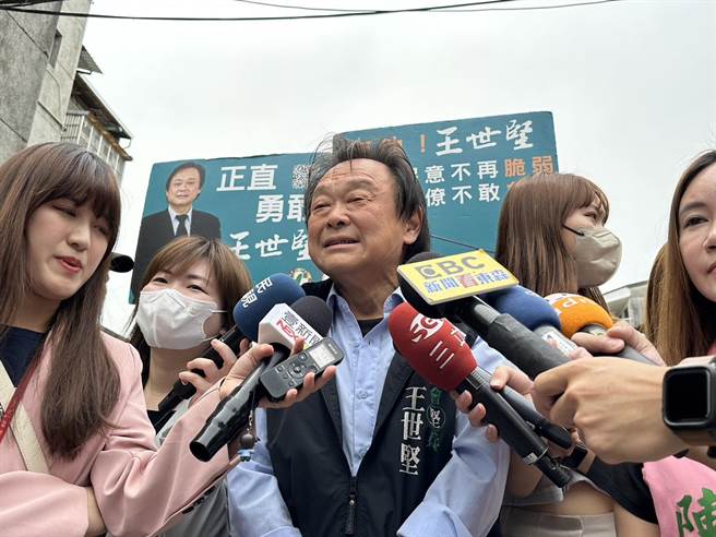 國民黨前台南市議員謝龍介表態，不規劃選士林、大同，「因為我要祝福王世堅」。王世堅回應，十分意外，感謝謝龍介的支持和好意。（劉彥宜攝）