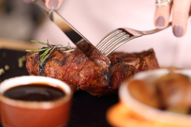 一名男子疑因吃了太生牛排，引发急性肝炎，导致男子闻到油味重的食物就觉得噁心想吐，之后还出现疲劳的症状。(示意图/ Shutterstock )