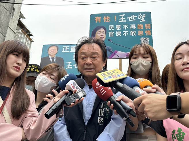 民进党台北市议员王世坚表示，目前还没有封锁立委何志伟，因为昨日回家太晚，今日会再请教陪同扫街的台北市议员陈怡君。（刘彦宜摄）