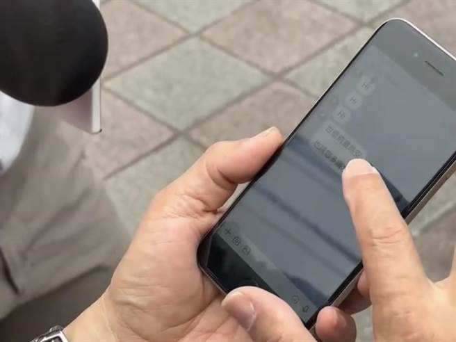 立委何志伟16日晚间传讯息给民进党台北市议员王世坚，王已读后，何也没有再传讯息。（刘彦宜摄）