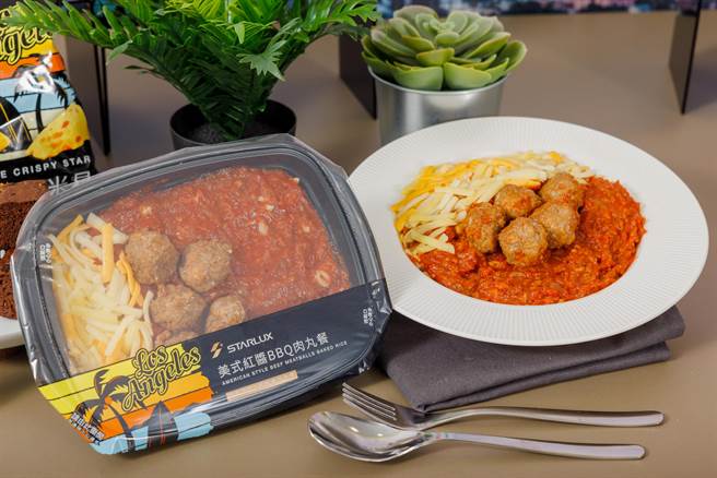 「美式红酱BBQ肉丸餐」以完熟番茄与芳香食材熬酱，搭配美式烟熏酱及扎实的牛肩背肉丸。（星宇航空提供／陈佑诚传真）