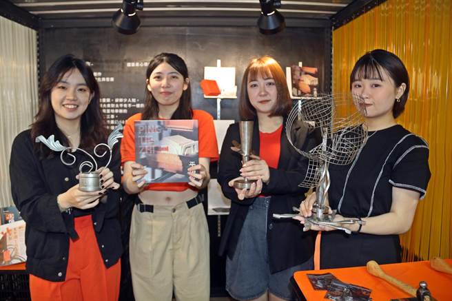 「冷作」这组同学编写「平铁志」书籍纪录太平铁业的发展歷史，并进行铁雕创作、开发DIY项炼等文创品。（陈淑娥摄）