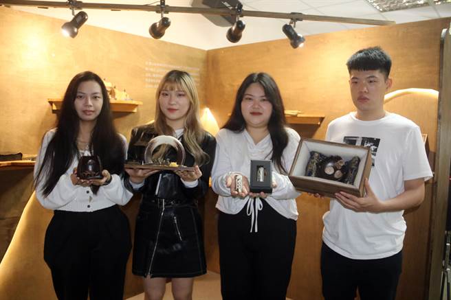 「七降临」这组把寻找失物相当灵验的七将军庙香灰、意象，创新转译制作成陶艺品倒流香、香盘。（陈淑娥摄）