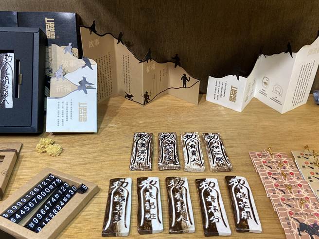 「七降临」这组把七将军庙意象，创新转译制作成香盘，写有「长记性」、「考高分」兼具平安符功能，令人惊艷。（陈淑娥摄）