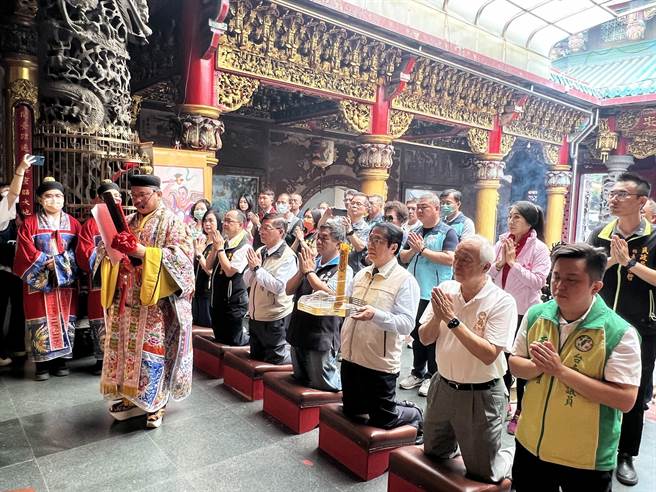 台南市长黄伟哲率领民政、水利局长前往安平开台天后宫参加祭天祈雨法会，期望上天悲悯，天降甘霖解除旱象。（洪荣志摄）