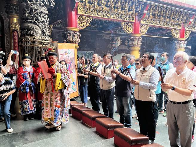 台南市长黄伟哲率领民政、水利局长前往安平开台天后宫参加祭天祈雨法会，期望上天悲悯，天降甘霖解除旱象。（洪荣志摄）